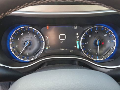 Used 2023 Chrysler Pacifica Touring-L FWD image 22
