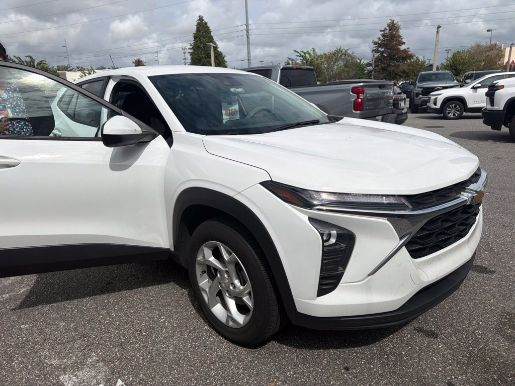 Used 2024 Chevrolet Trax LS w/ LS Convenience Package FWD image 4