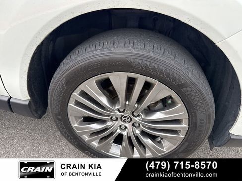 Used 2022 Toyota Venza XLE AWD/4WD image 3