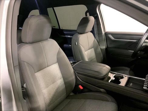 Used 2025 GMC Acadia Elevation FWD image 7