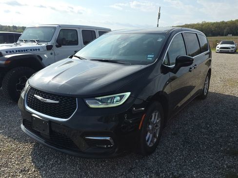 Used 2023 Chrysler Pacifica Touring-L image 3