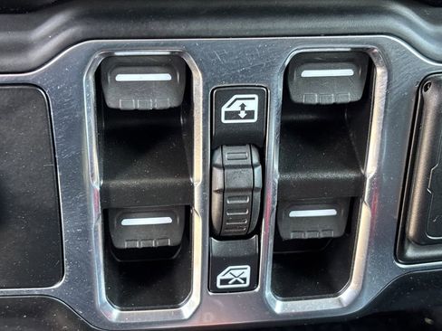 Used 2023 Jeep Wrangler Unlimited Sahara AWD/4WD image 19