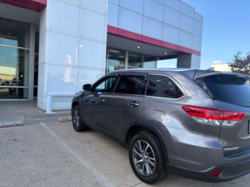 Used 2019 Toyota Highlander XLE FWD image 7