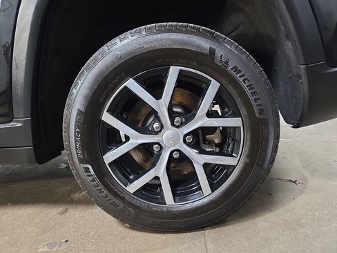 Used 2024 Jeep Grand Cherokee L Limited w/ Luxury Tech Group II image 38