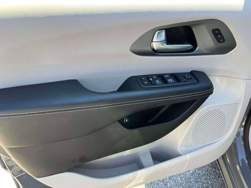 Used 2022 Chrysler Pacifica Touring-L FWD image 12