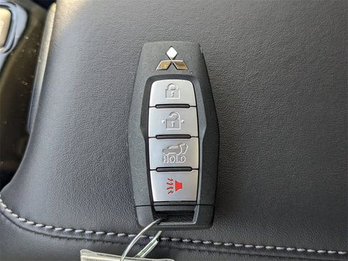 New 2025 Mitsubishi Outlander SE image 30