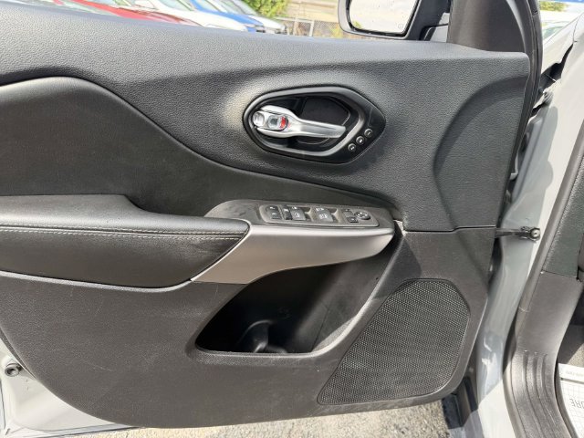 Used 2022 Jeep Cherokee Limited AWD/4WD image 17