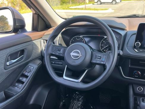 Used 2023 Nissan Rogue SV image 18