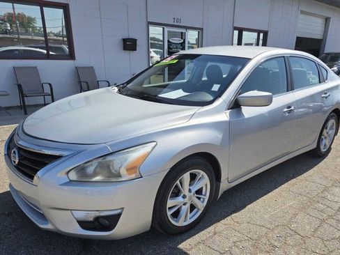 Used 2015 Nissan Altima 2.5 SV image 1