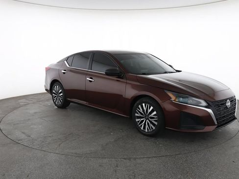 Used 2024 Nissan Altima 2.5 SV FWD image 2