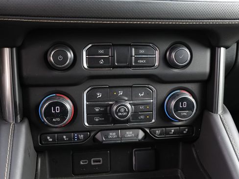 Used 2023 Chevrolet Suburban Premier image 29