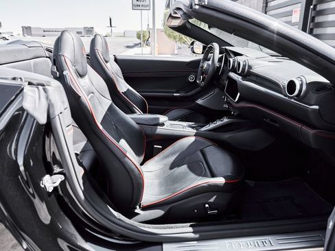 Used 2020 Ferrari Portofino RWD image 31