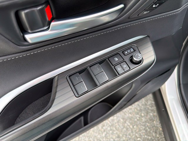 Used 2024 Toyota Venza XLE AWD/4WD image 12