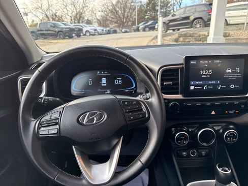 Used 2025 Hyundai Venue SEL image 13