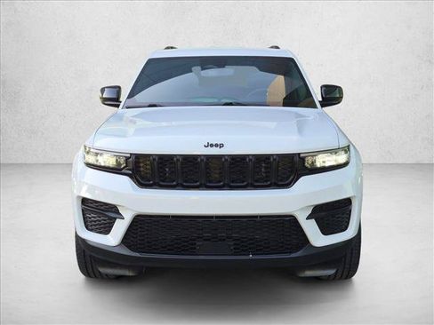 Used 2022 Jeep Grand Cherokee Altitude AWD/4WD image 2
