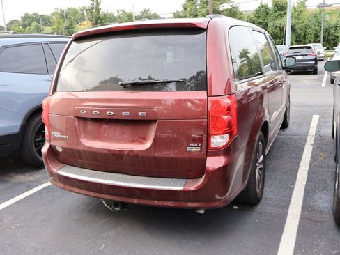 Used 2017 Dodge Grand Caravan SXT w/ Rear Park Assist Package FWD image 7