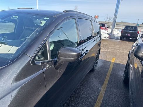 Used 2018 Chrysler Pacifica Touring-L Plus w/ S Appearance Package image 4