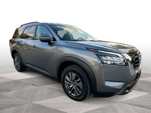 Used 2025 Nissan Pathfinder SV image 2