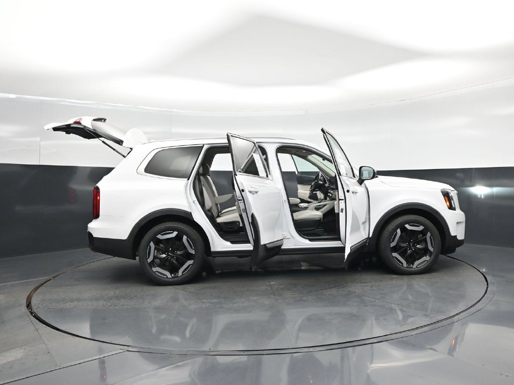 Used 2023 Kia Telluride S FWD image 5