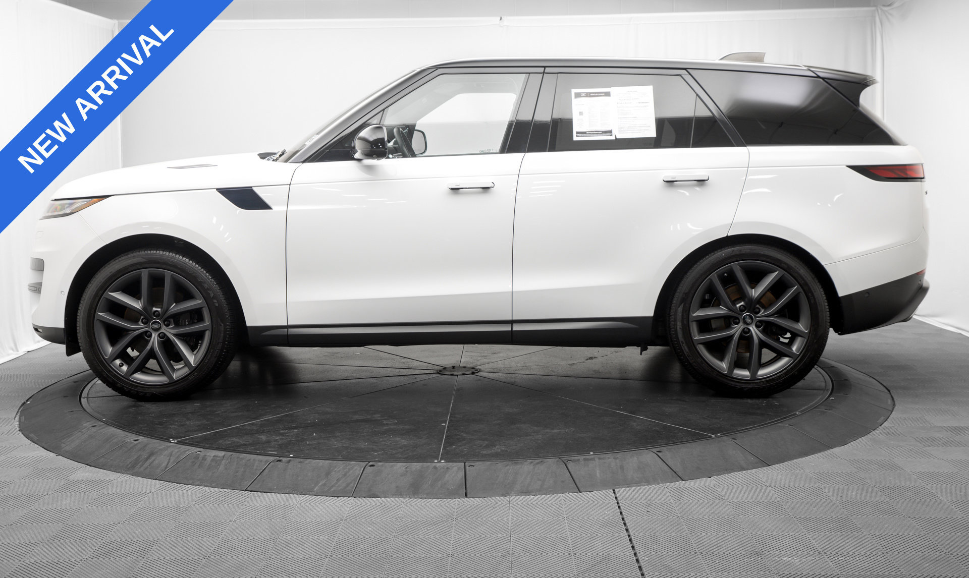 Used 2023 Land Rover Range Rover Sport SE AWD/4WD image 4