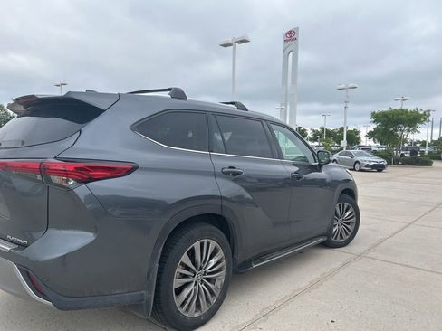 Used 2020 Toyota Highlander Platinum FWD image 3