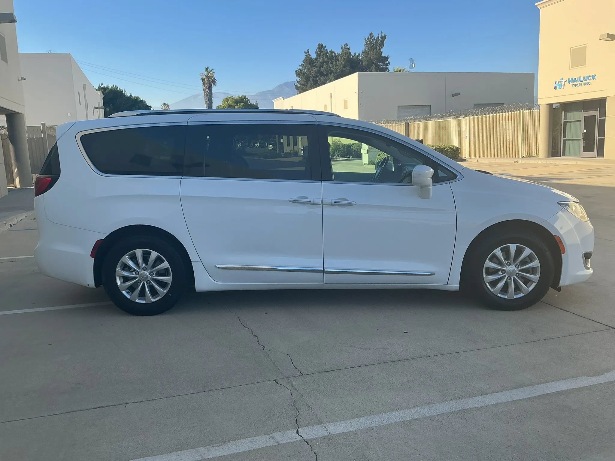Used 2019 Chrysler Pacifica Touring-L FWD image 4