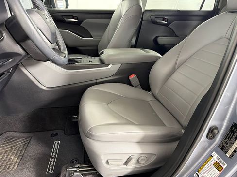 Used 2023 Toyota Highlander XLE image 10