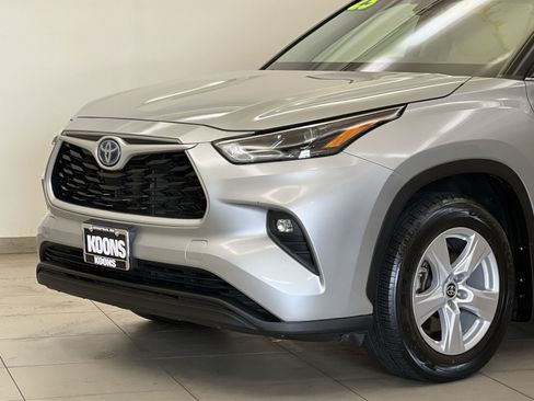 Used 2023 Toyota Highlander LE AWD/4WD image 28