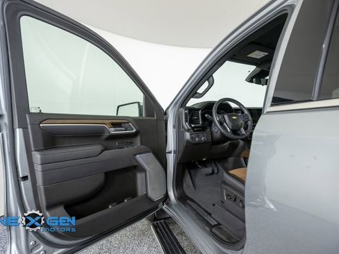 Used 2025 Chevrolet Silverado 1500 High Country w/ Technology Package AWD/4WD image 9