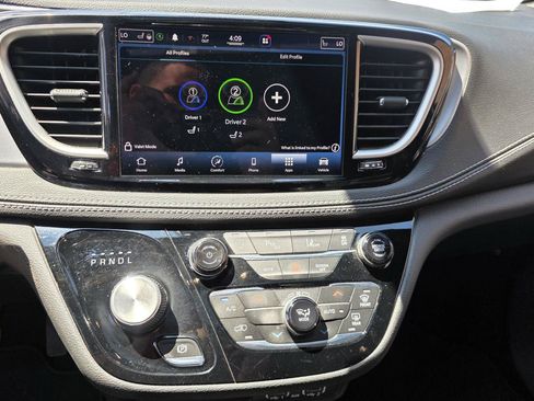 Used 2021 Chrysler Pacifica Touring-L w/ Uconnect Theater Family Group AWD/4WD image 13