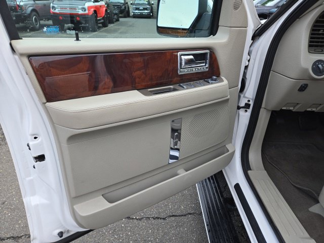 Used 2011 Lincoln Navigator 4WD image 17