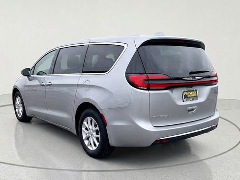 Used 2024 Chrysler Pacifica Touring-L FWD image 2