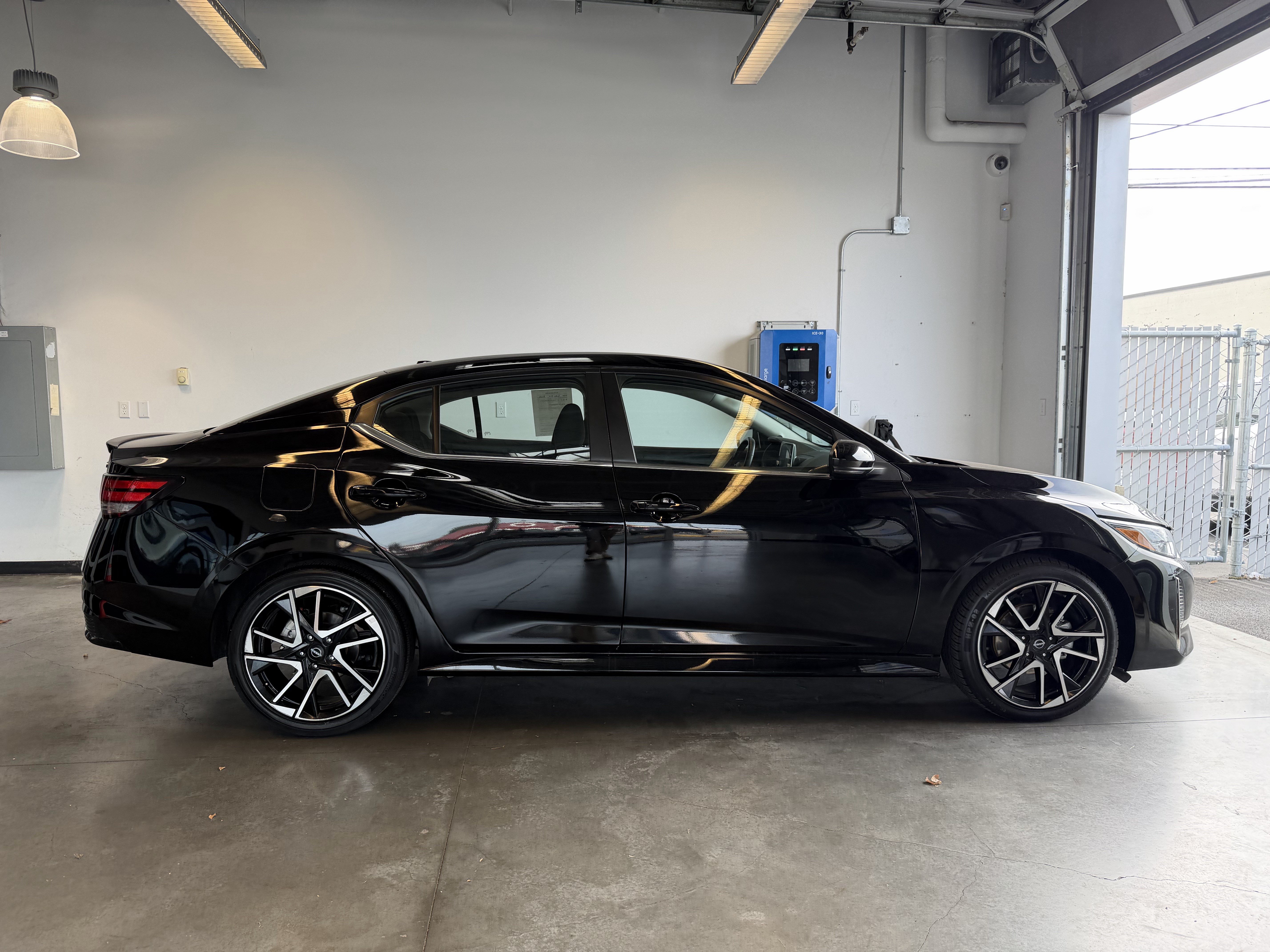 Used 2025 Nissan Sentra SR FWD image 2