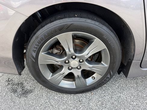 Used 2015 Toyota Sienna SE FWD image 16