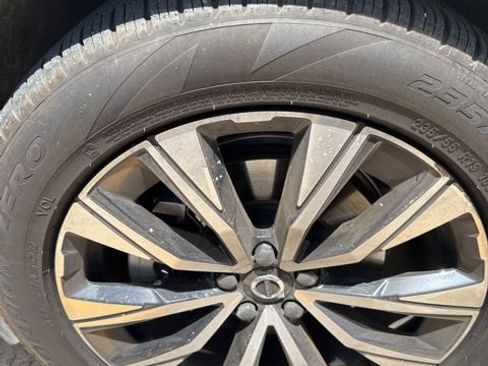 Used 2025 Volvo XC60 B5 Plus image 25