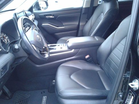 Used 2021 Toyota Highlander XLE image 16