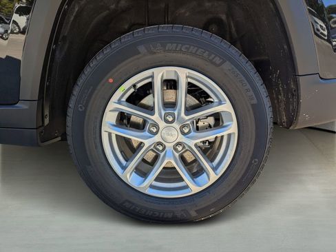 New 2025 Jeep Grand Cherokee Laredo image 6