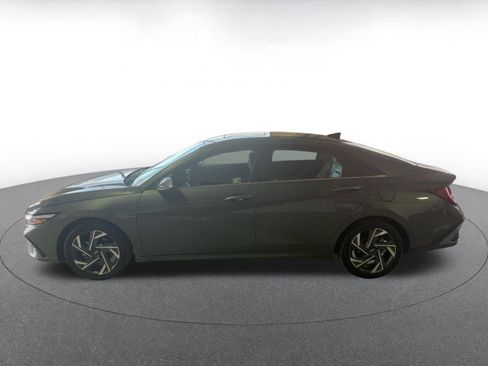 Used 2025 Hyundai Elantra Limited image 10