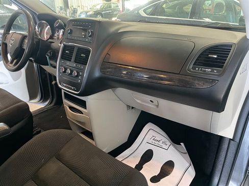 Used 2020 Dodge Grand Caravan SE w/ SE Plus Group FWD image 17