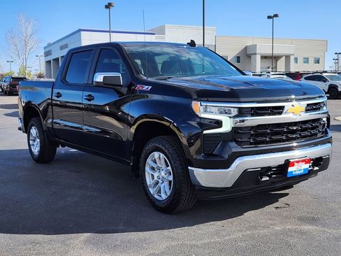 Used 2024 Chevrolet Silverado 1500 LT w/ Z71 Off-Road Package AWD/4WD image 4