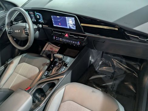 Used 2025 Kia Niro EX image 28