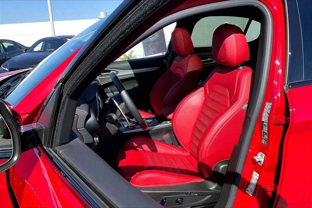 Used 2025 Alfa Romeo Stelvio Sprint AWD/4WD image 23