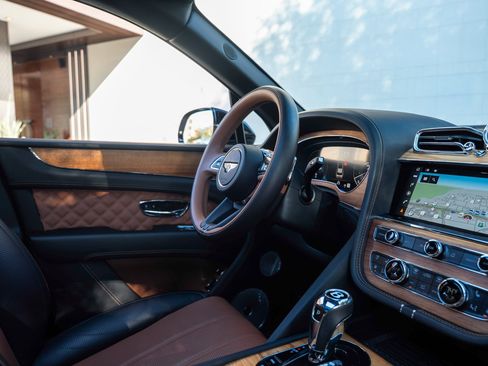 Used 2023 Bentley Bentayga image 63