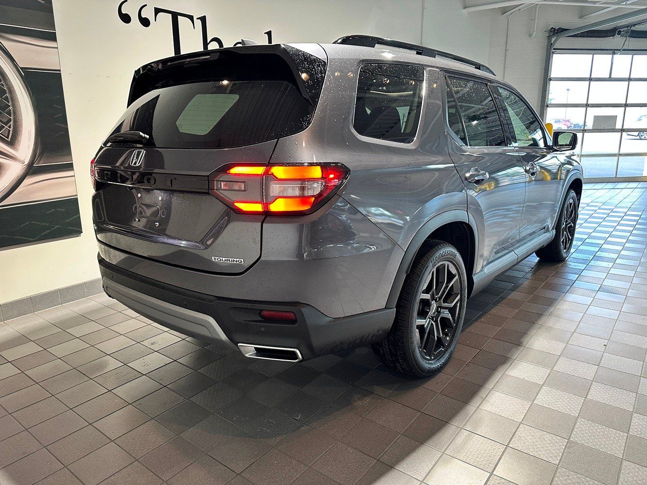Used 2025 Honda Pilot Touring image 4