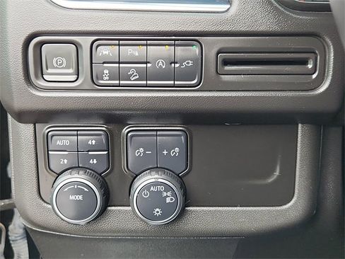 Used 2022 Chevrolet Suburban Z71 image 18