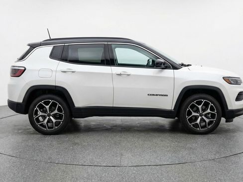 Used 2025 Jeep Compass Limited image 11