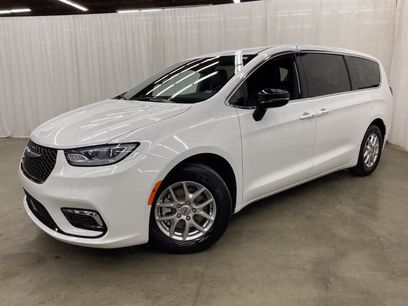 Used 2025 Chrysler Pacifica Select