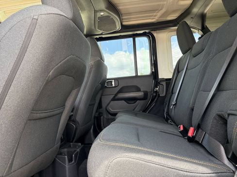 Used 2025 Jeep Wrangler Unlimited Sahara AWD/4WD image 27
