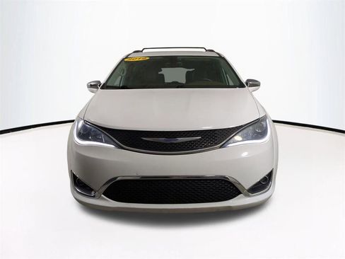 Used 2019 Chrysler Pacifica Limited w/ Tire & Wheel Group image 3