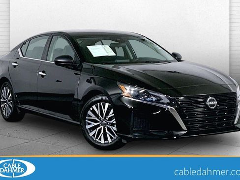 Used 2025 Nissan Altima 2.5 SV FWD image 1